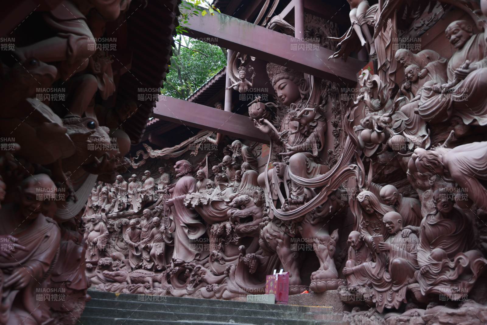 精雕细琢的佛像群图片