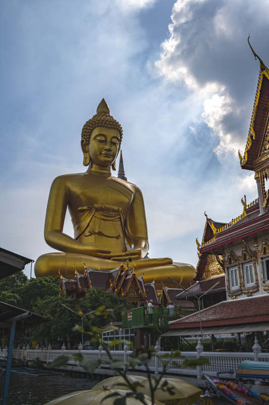 金色佛像静坐庙宇前图片