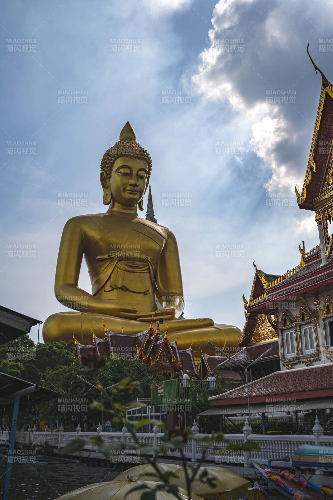 金色佛像静坐庙宇前图片