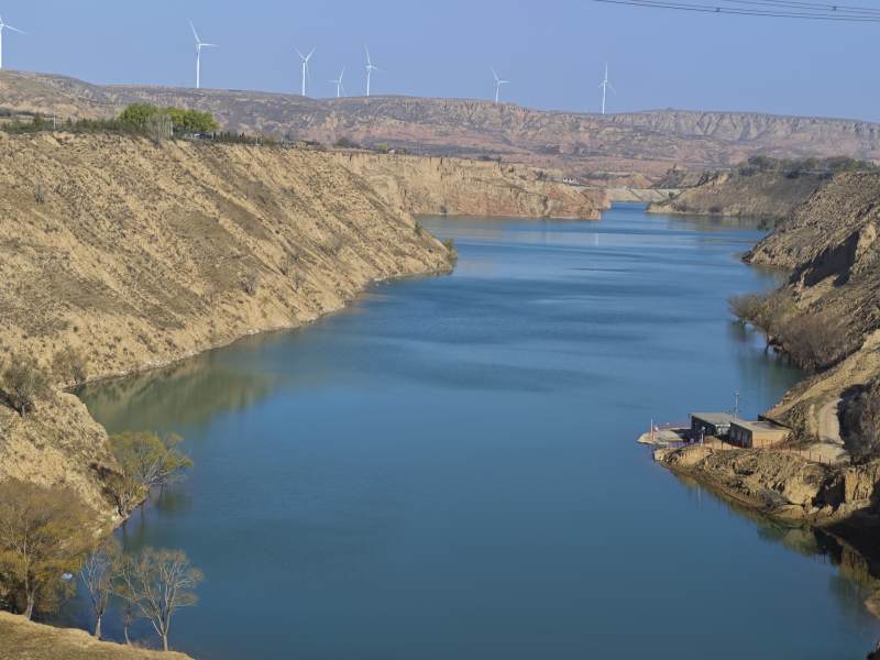 峡谷碧水风车景图片
