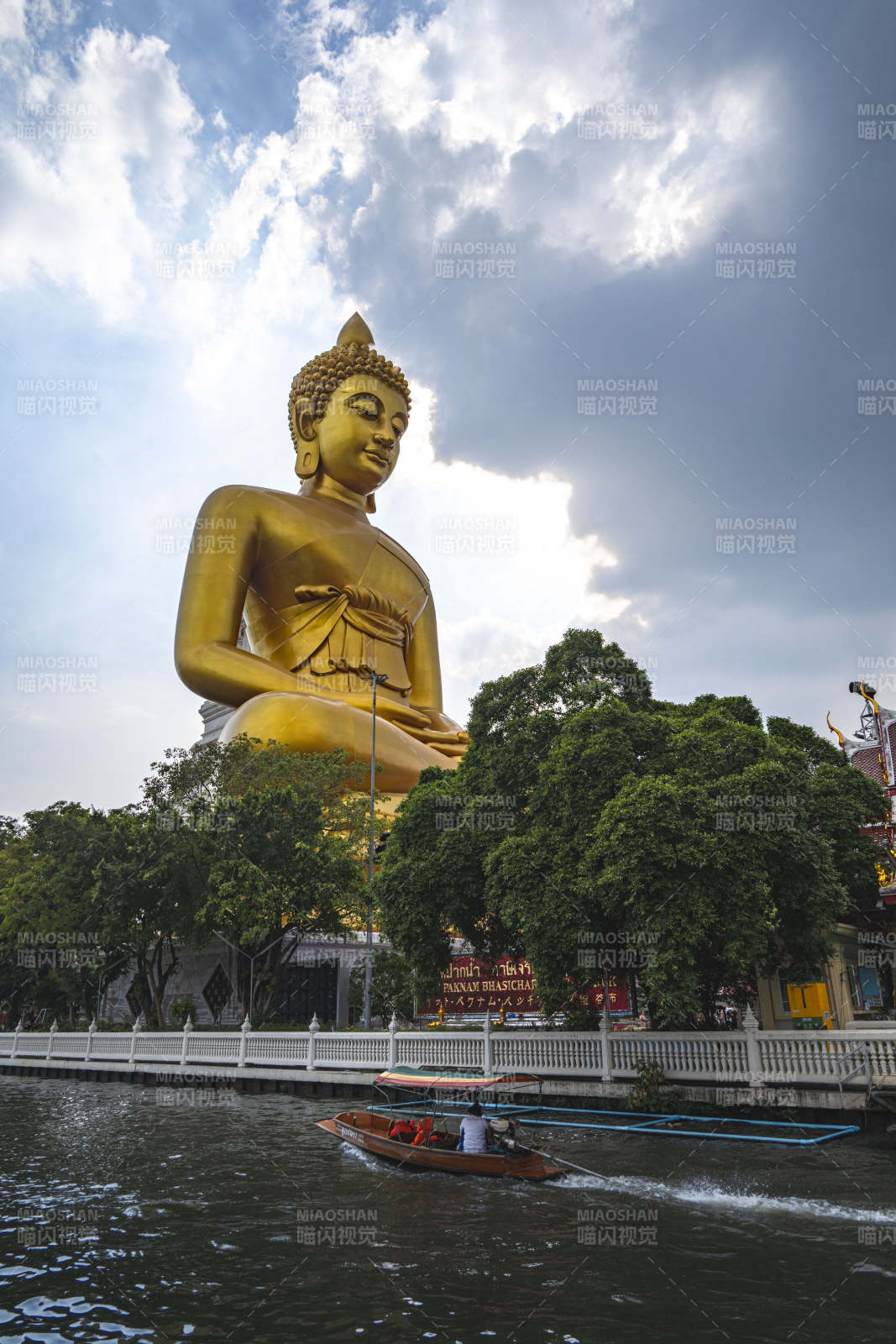 金佛映水 舟行云下图片