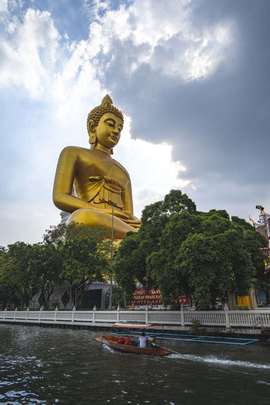 金佛映水 舟行云下图片