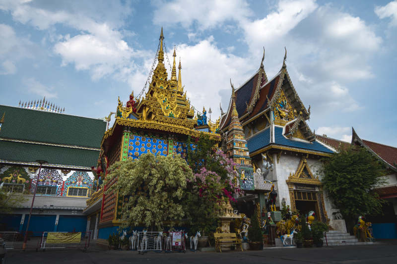 金碧辉煌的寺庙图片