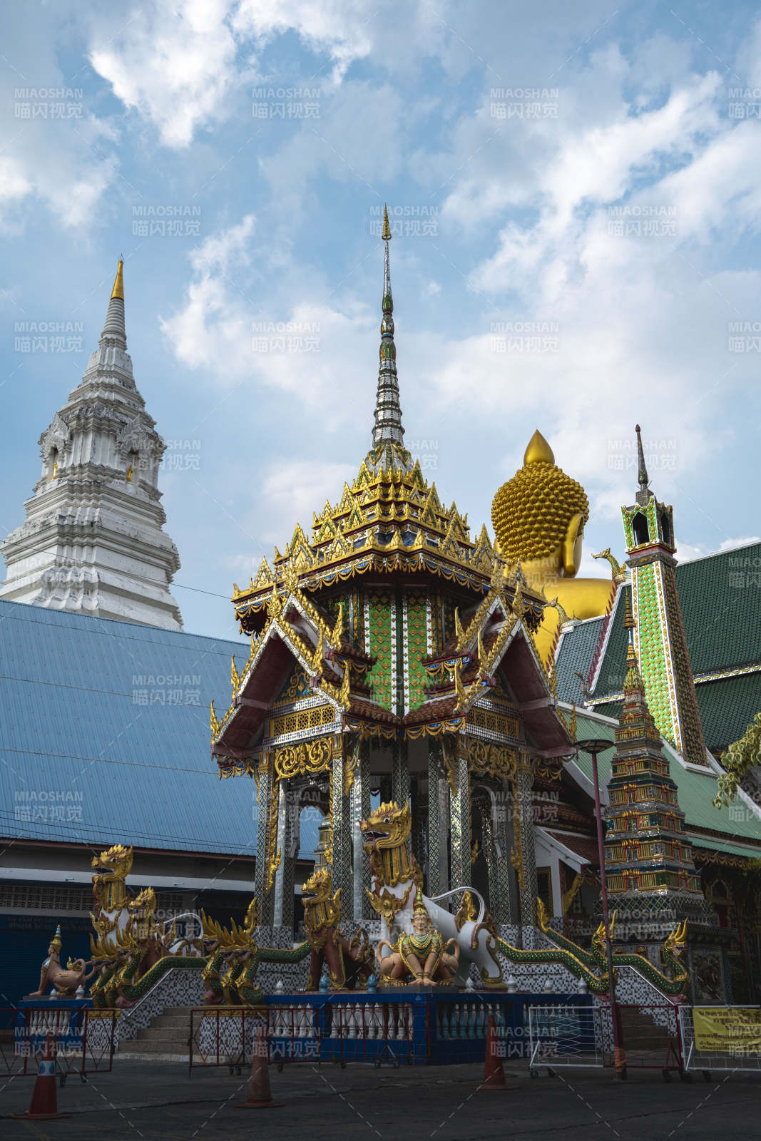 金碧辉煌的寺庙图片