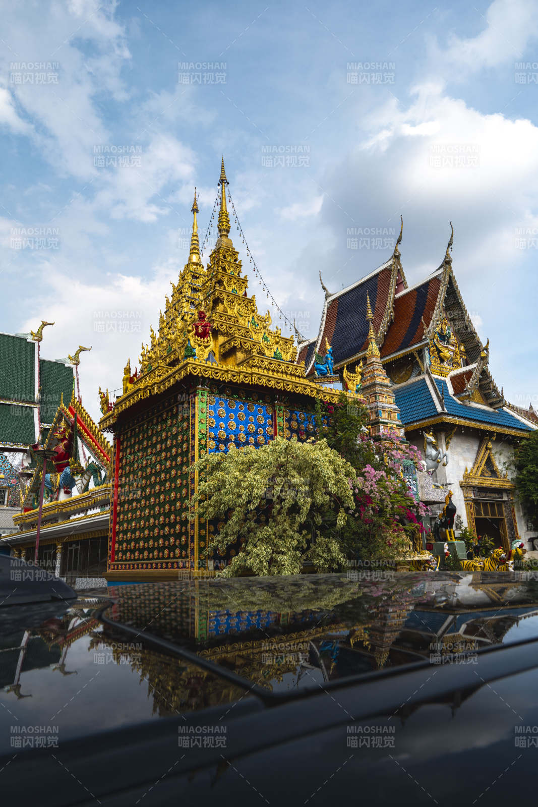 金碧辉煌的寺庙图片
