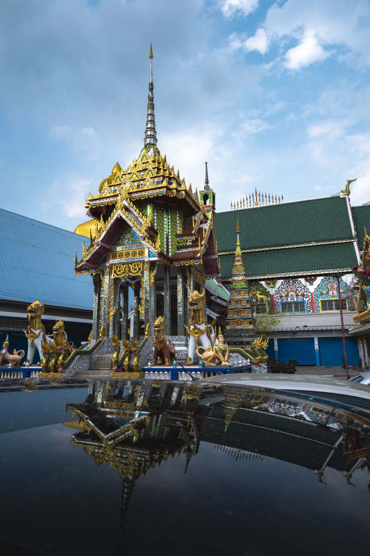 金碧辉煌的寺庙倒影图片