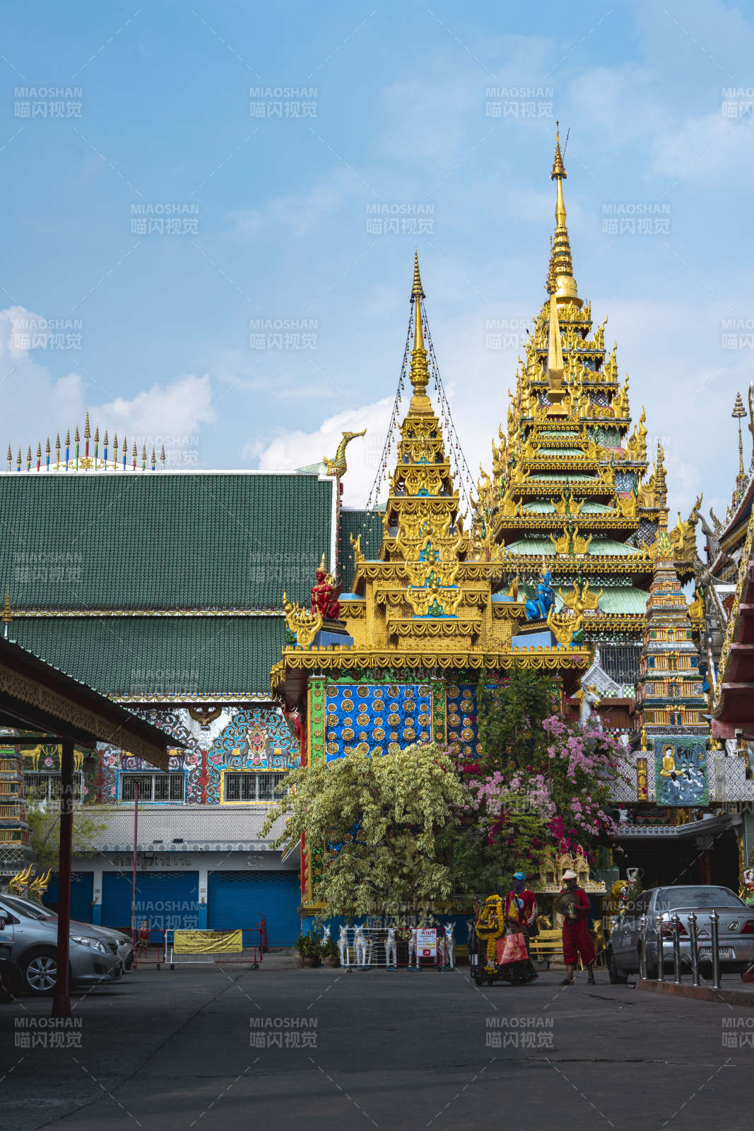 金碧辉煌的佛寺图片