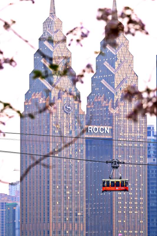 双塔高楼缆车掠影图片