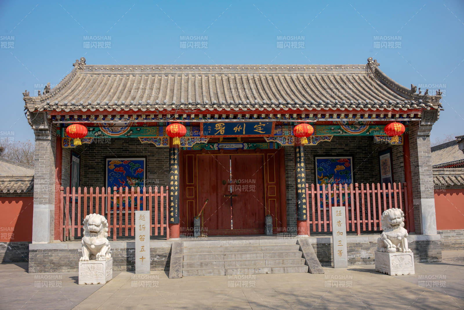 定州府古庙门前石狮守卫图片