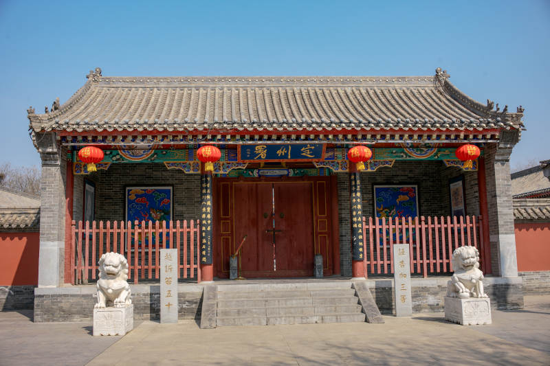 定州府古庙门前石狮守卫图片