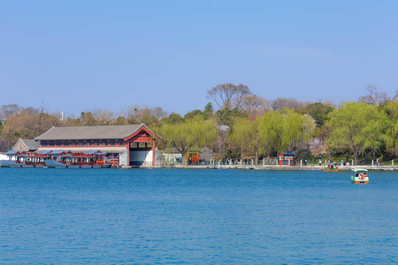 湖畔红屋春景图片