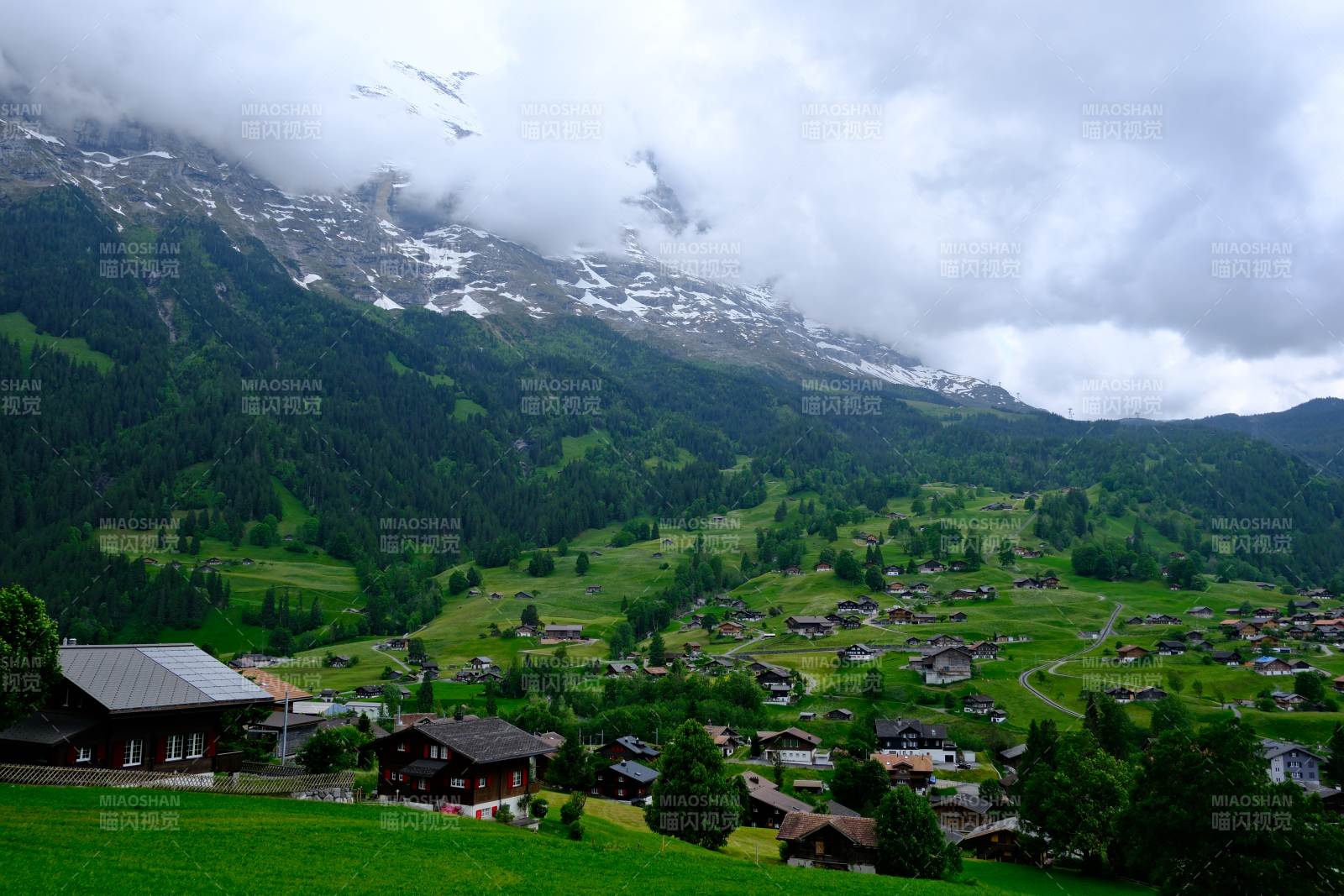阿尔卑斯山间小镇图片