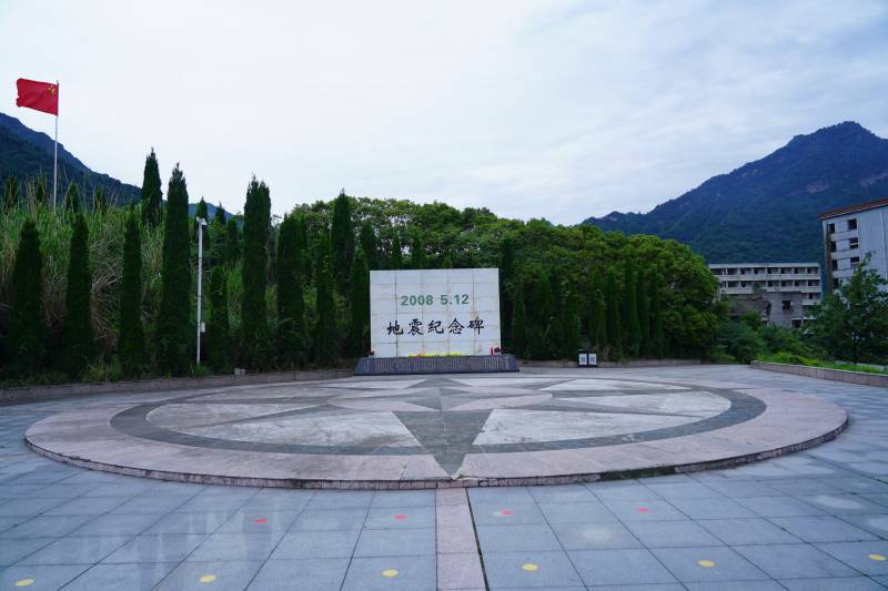 汉旺地震纪念碑图片