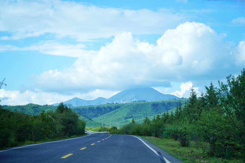 川西山间公路风光图片