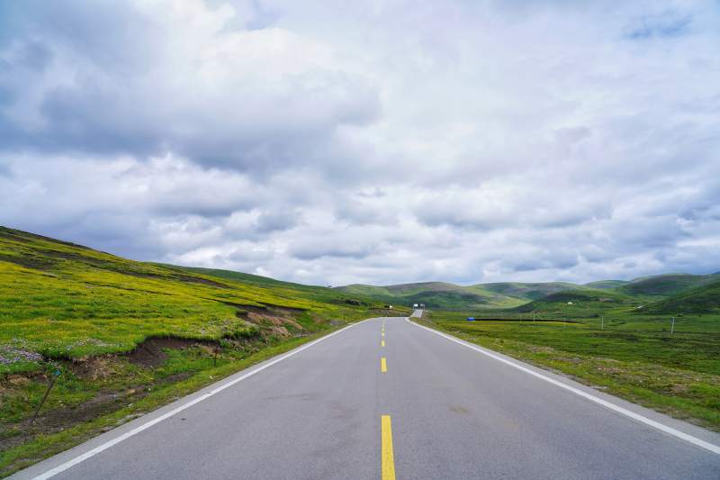 川西草原公路远行图片