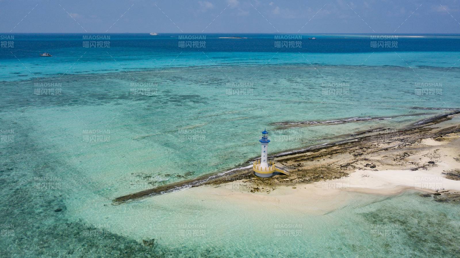 西沙群岛碧海中的灯塔岛图片