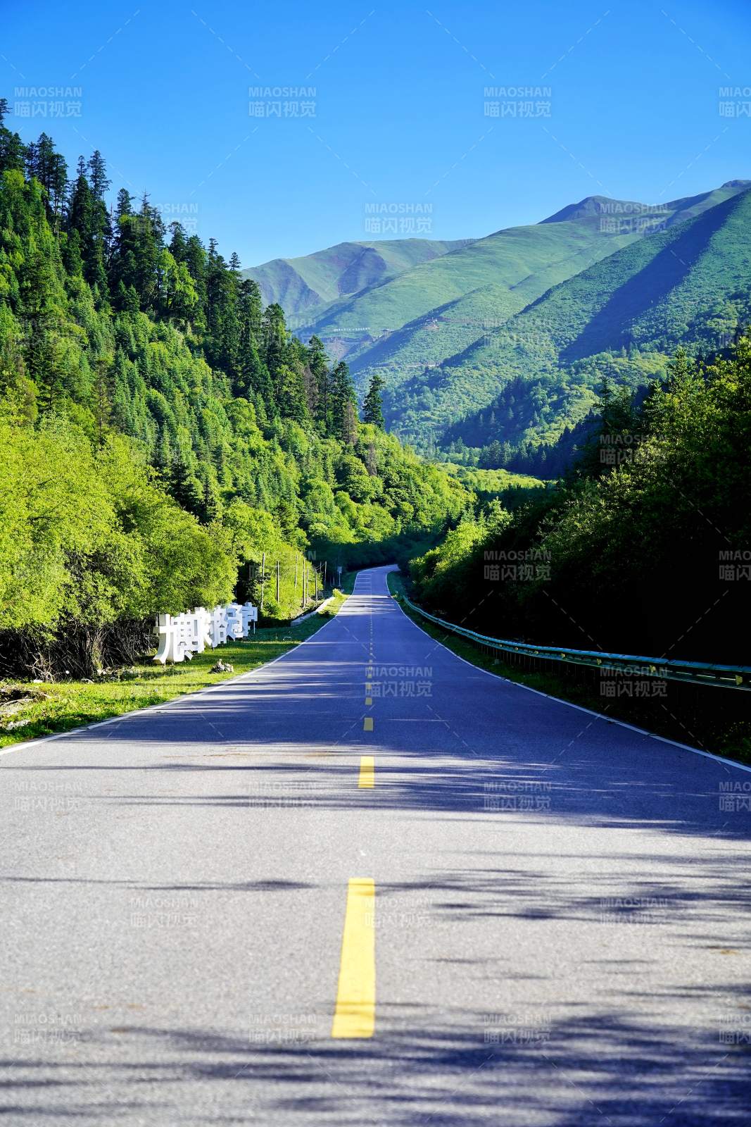 川西山间公路美景图片