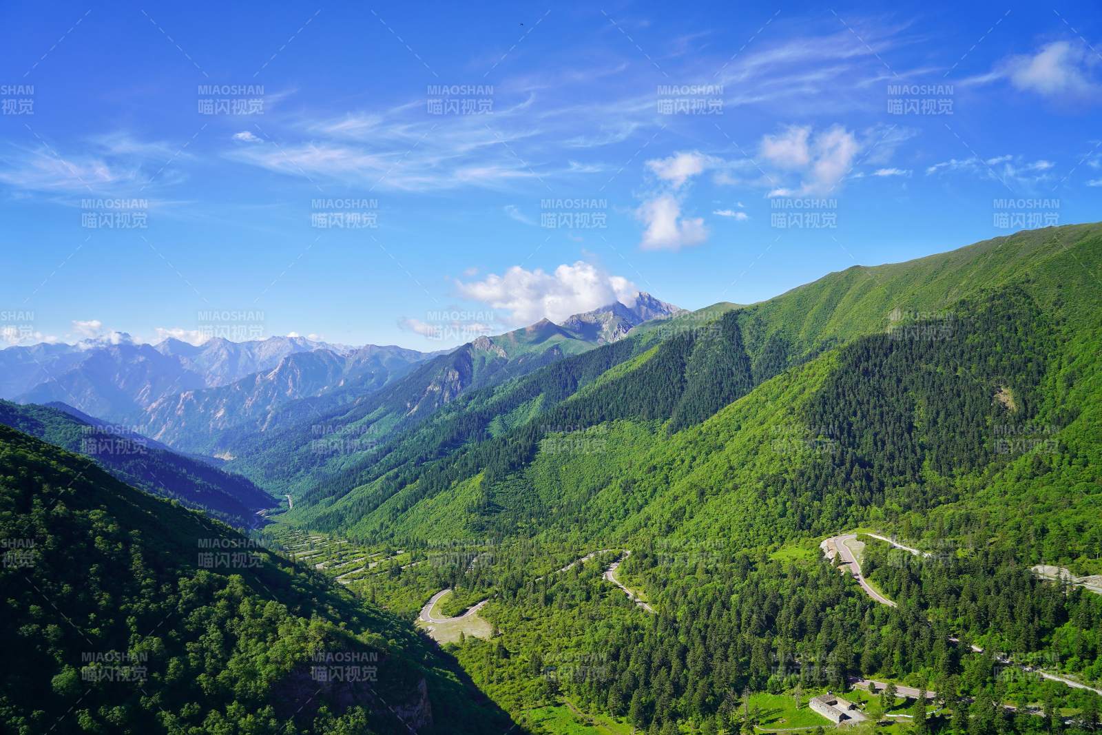 川西青山绿水映蓝天图片