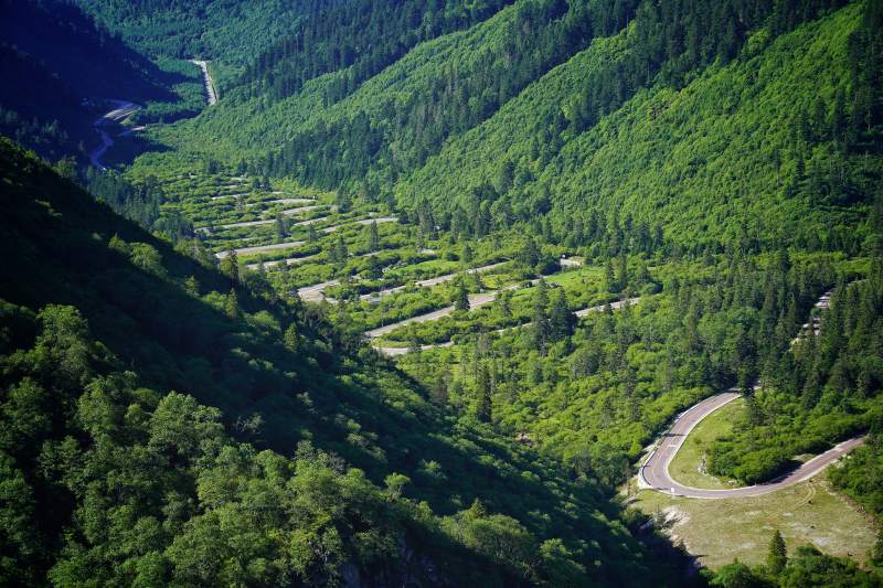 川西青山环绕的蜿蜒山路图片