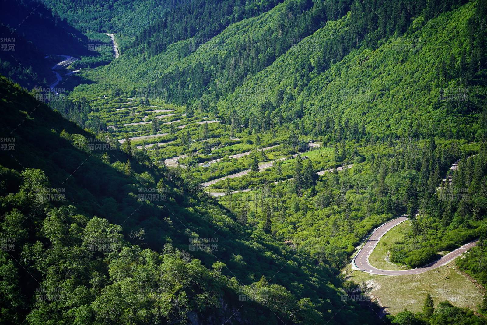 川西青山环绕的蜿蜒山路图片