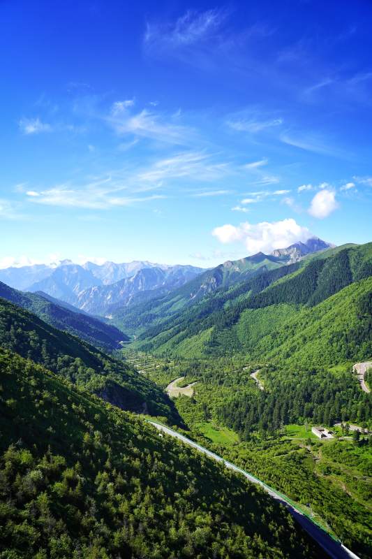 川西青山绿水映蓝天图片