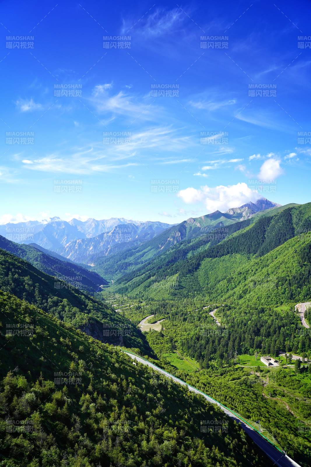 川西青山绿水映蓝天图片