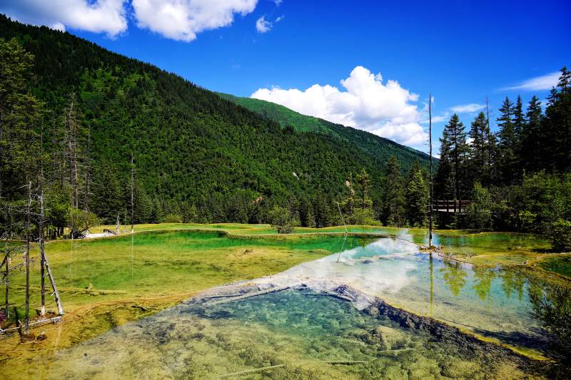 青山绿水映蓝天图片