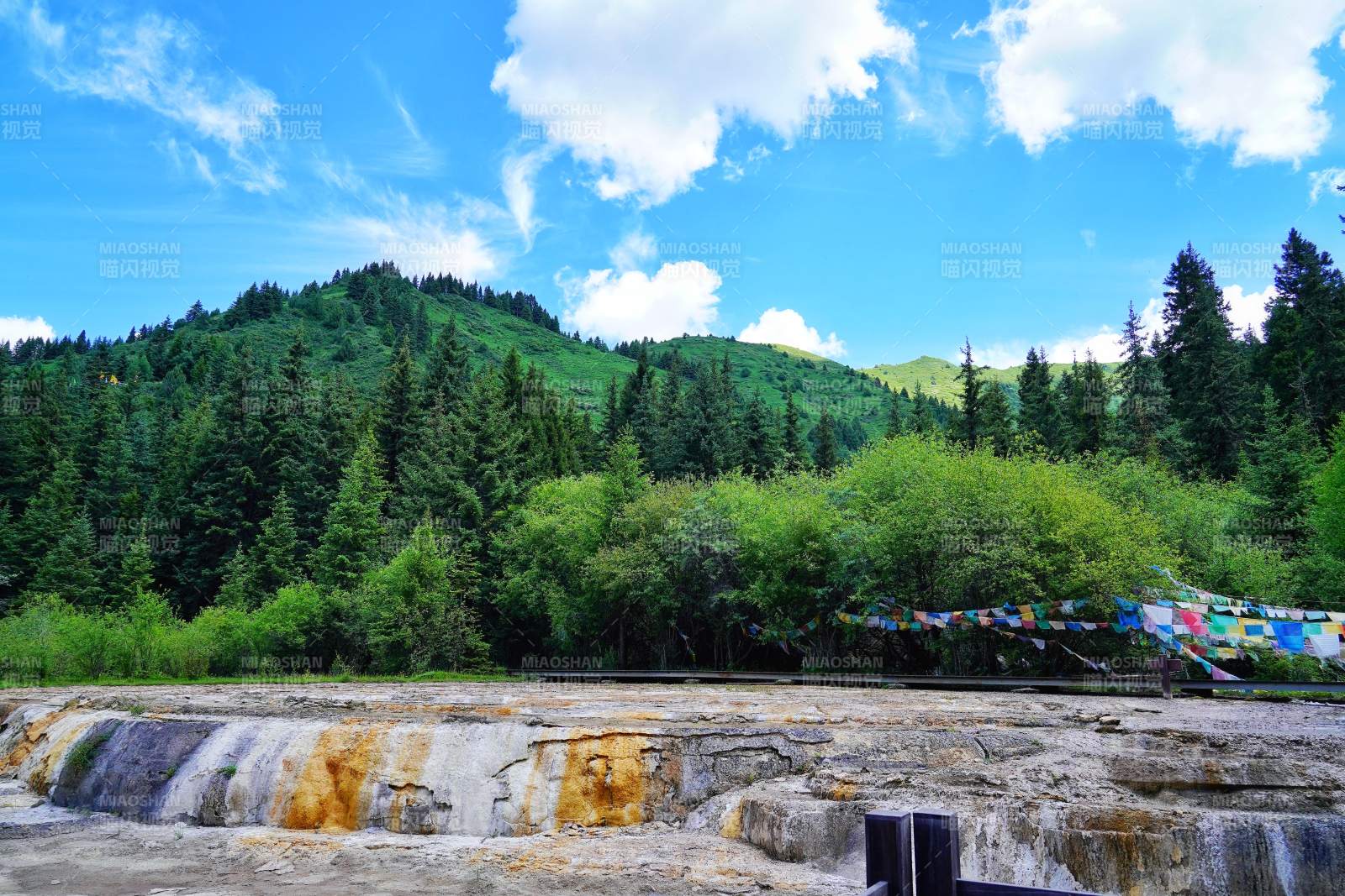 神仙池青山绿水映蓝天图片