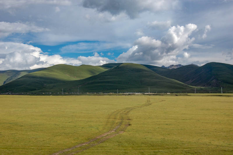 草原山丘云影图片