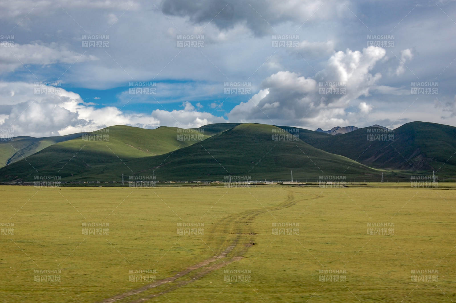 草原山丘云影图片