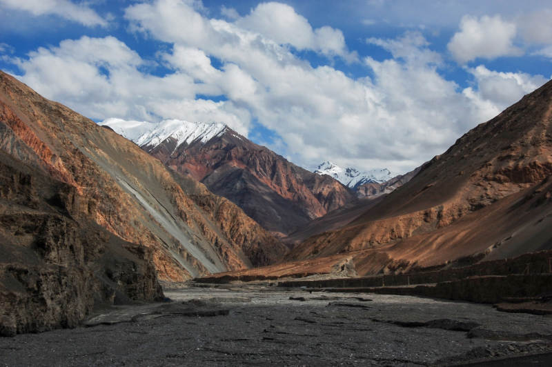 雪山峡谷风光图片