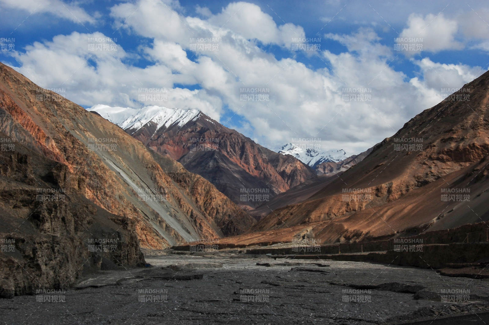 雪山峡谷风光图片