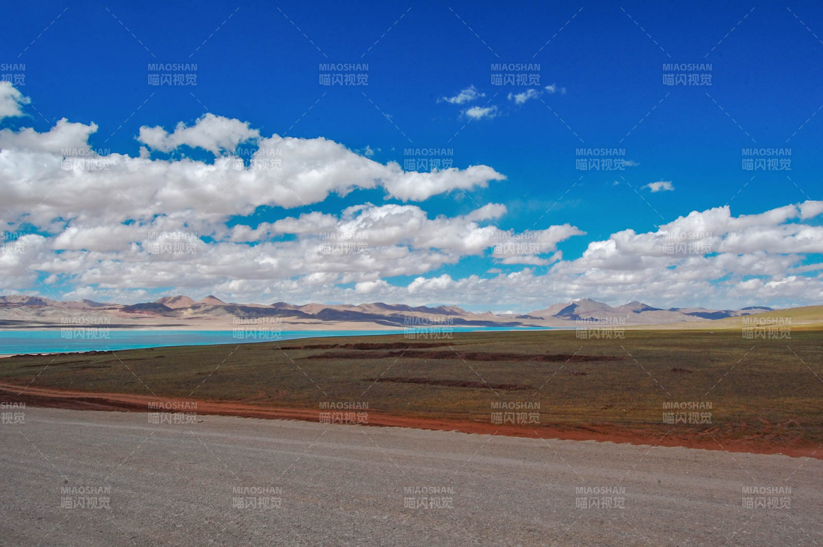 高原湖景 蓝天白云图片