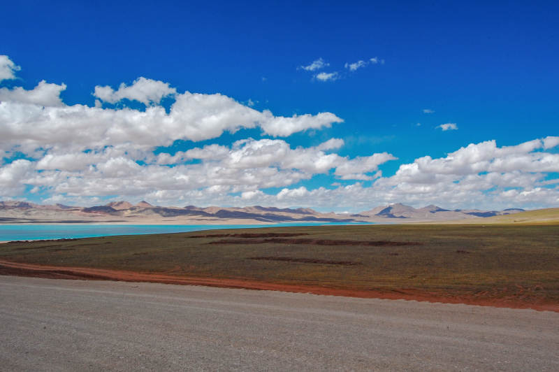 高原湖景 蓝天白云图片