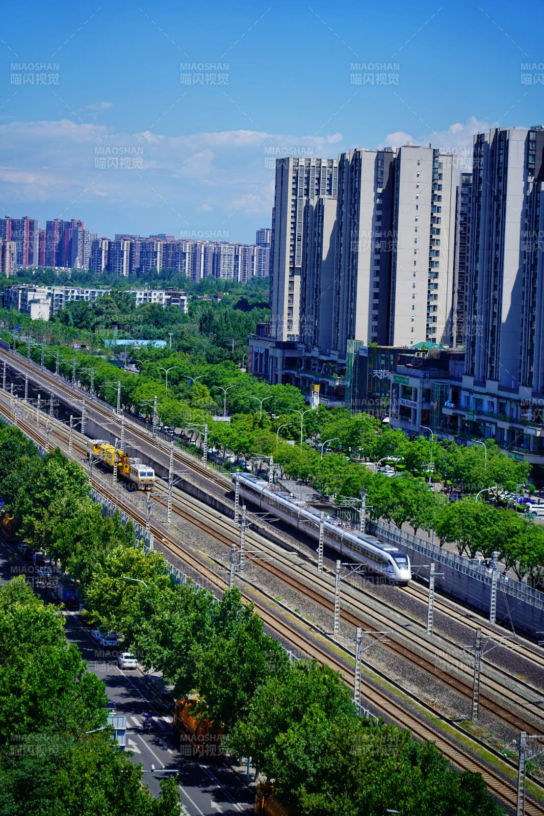 成都城市轻轨穿行图图片