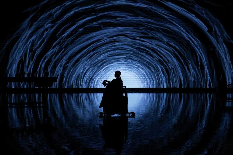 隧道中的静谧身影图片