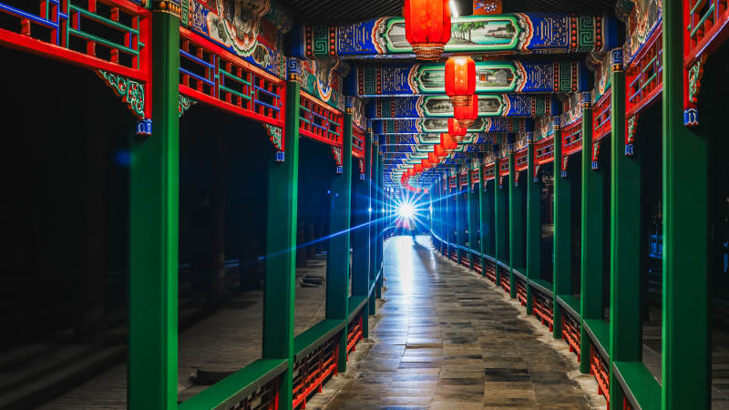 长廊夜景灯影图片