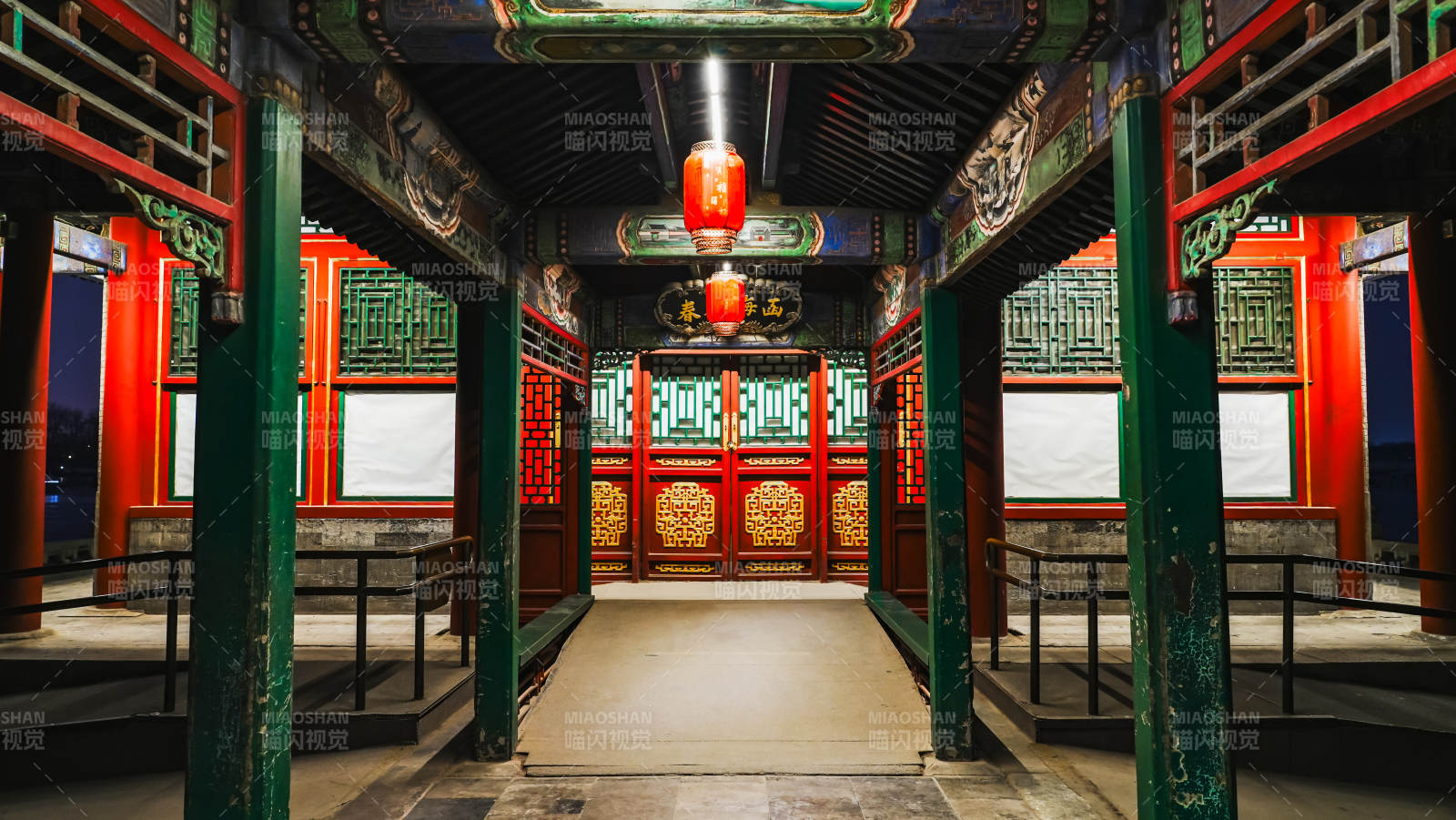 颐和园古色古香的庭院走廊图片