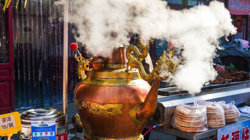 铜壶煮茶香四溢图片