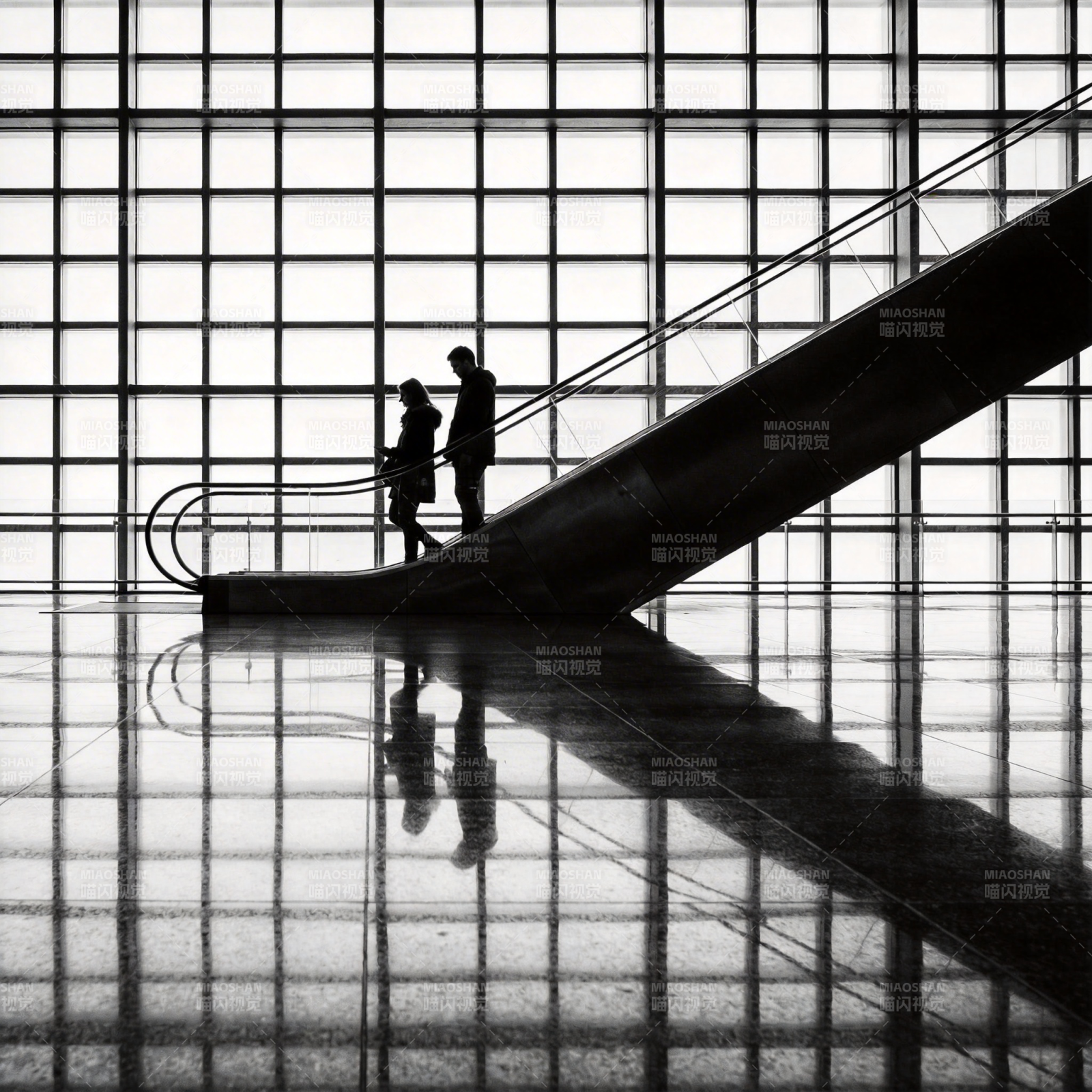 光影中的行走图片