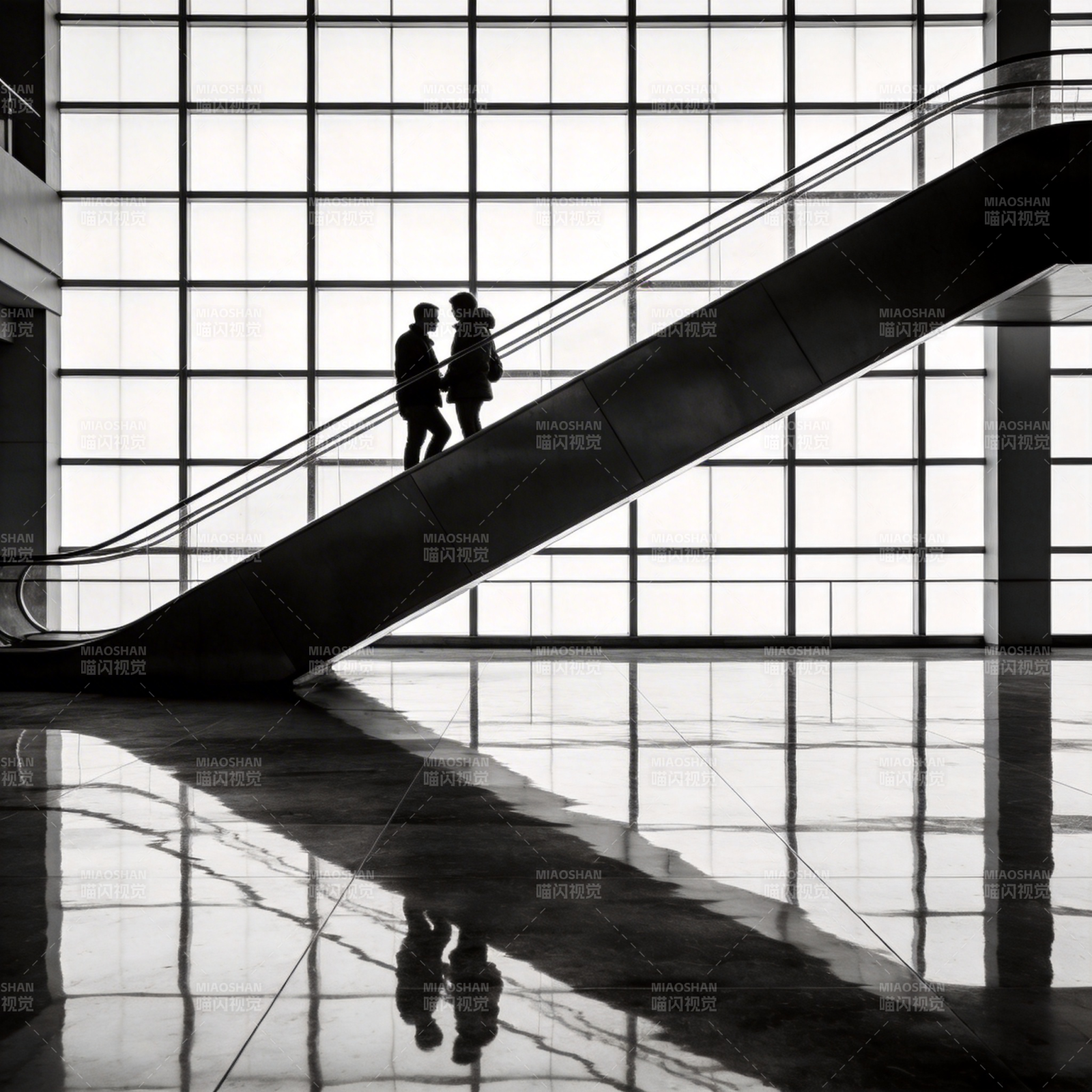 光影中的阶梯行者图片