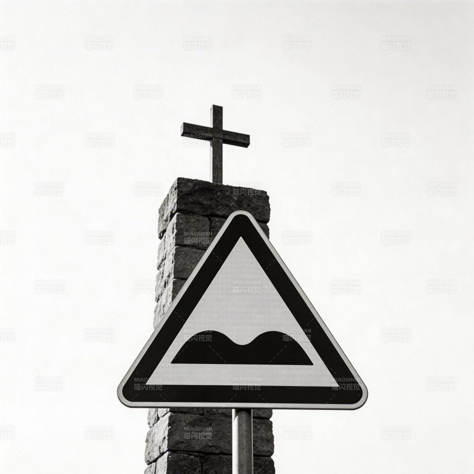 十字架与警示牌图片