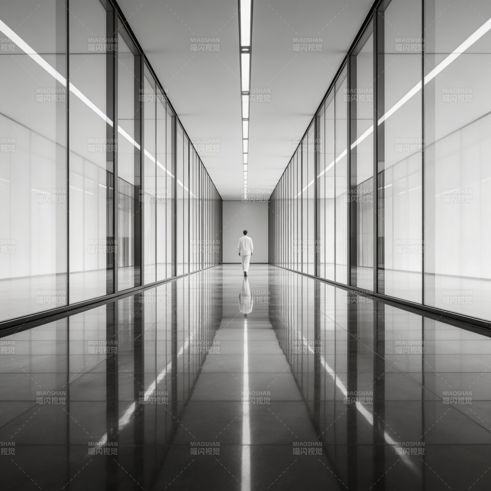 长廊尽头的孤独身影图片