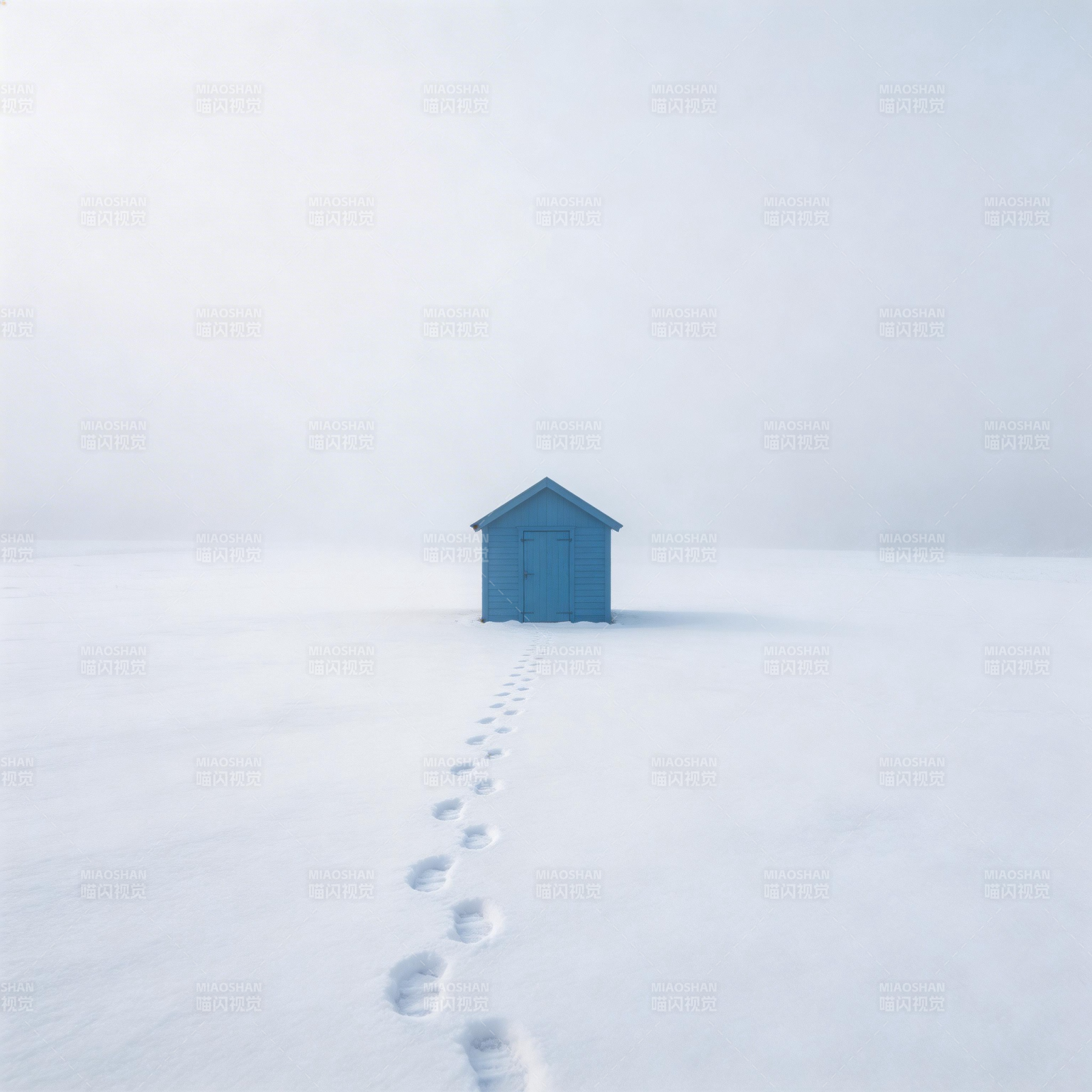 雪中蓝屋足迹图片
