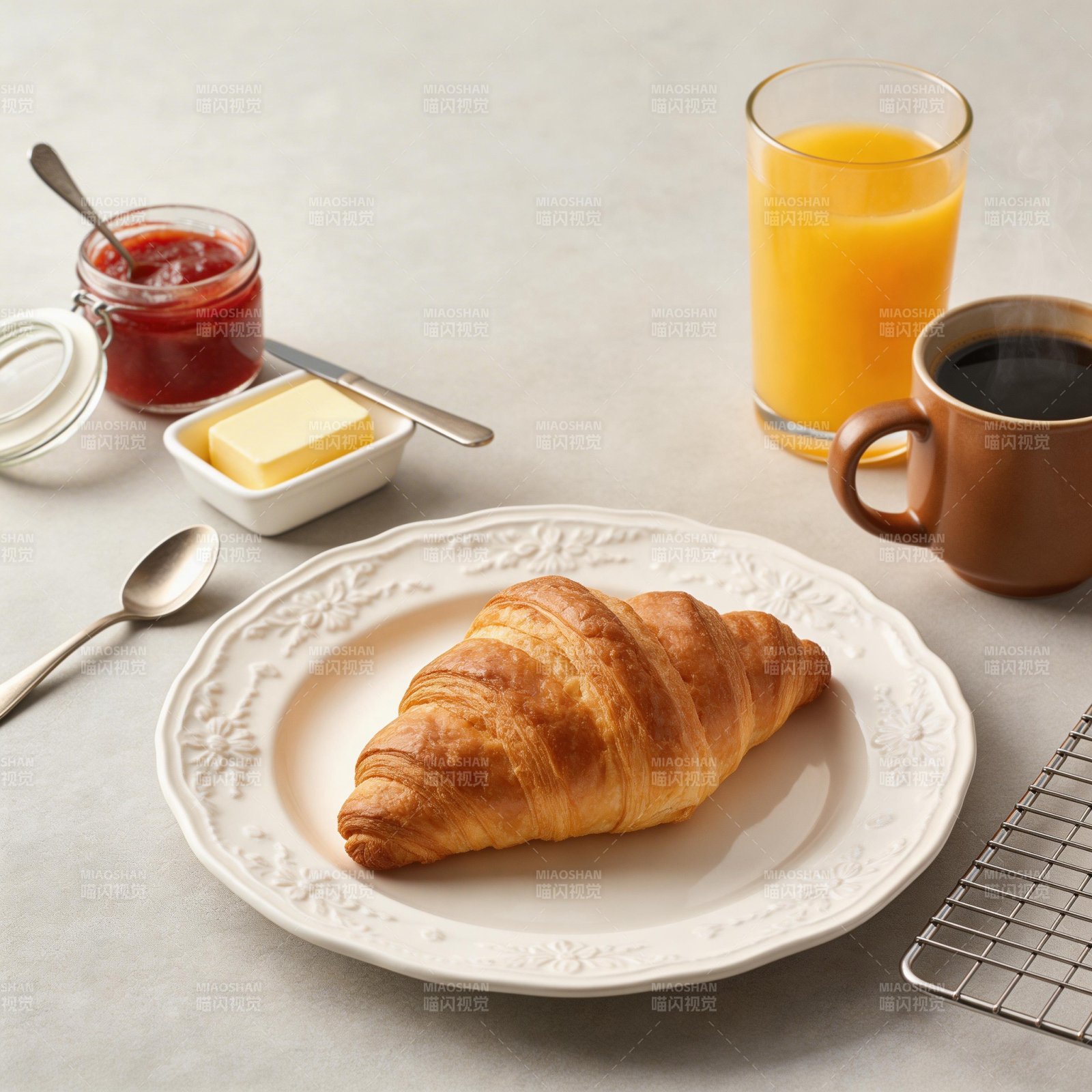 早餐 牛角包与橙汁图片