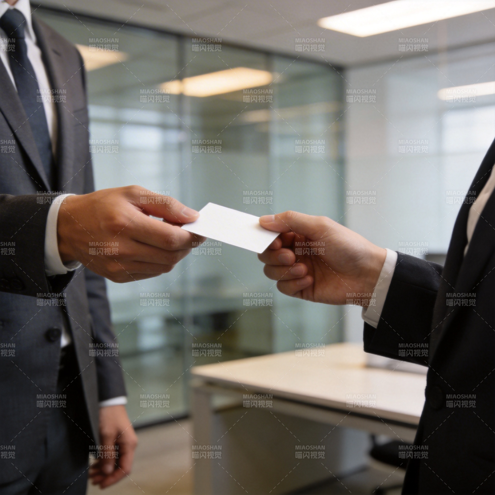 商务递名片图片