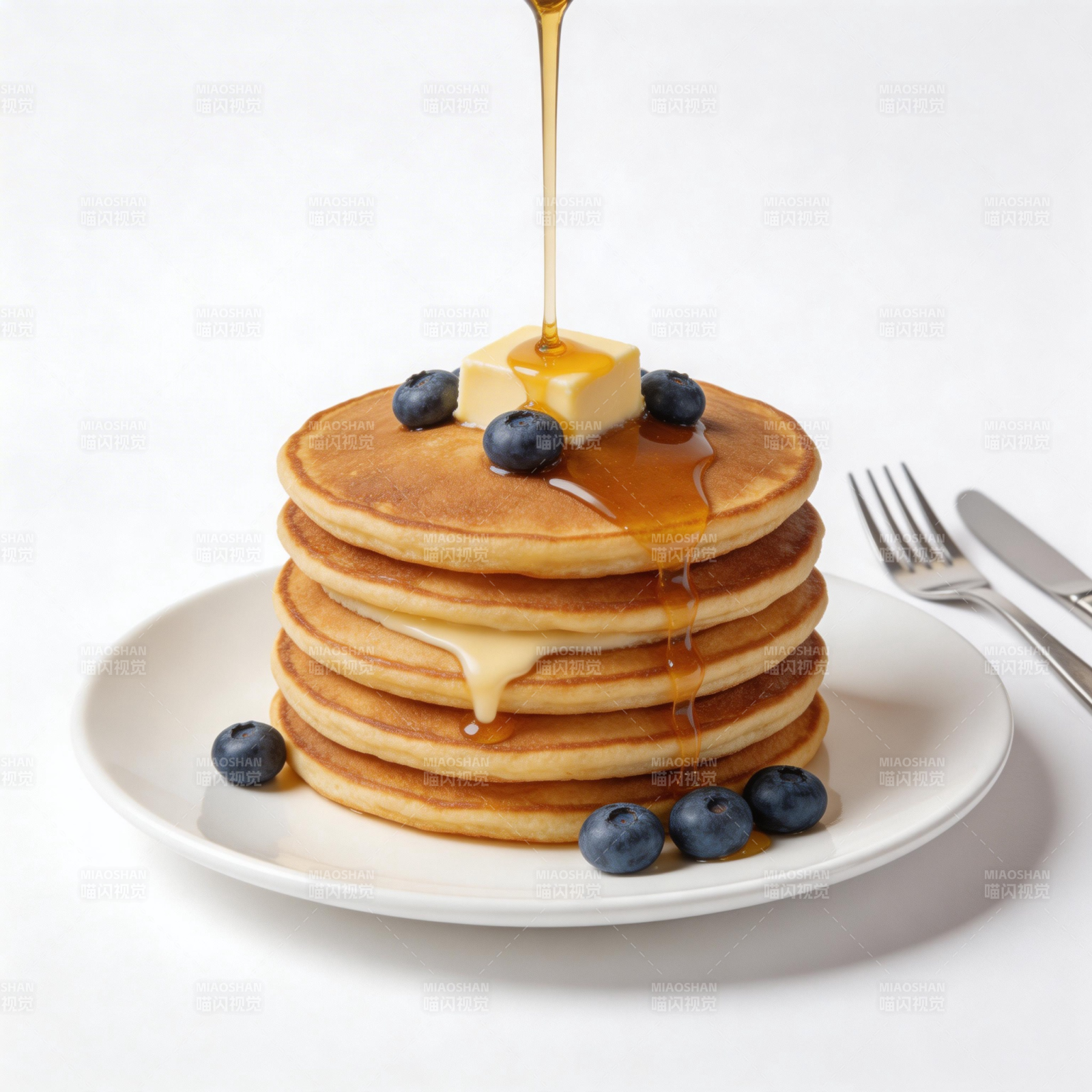 煎饼配蓝莓与糖浆图片