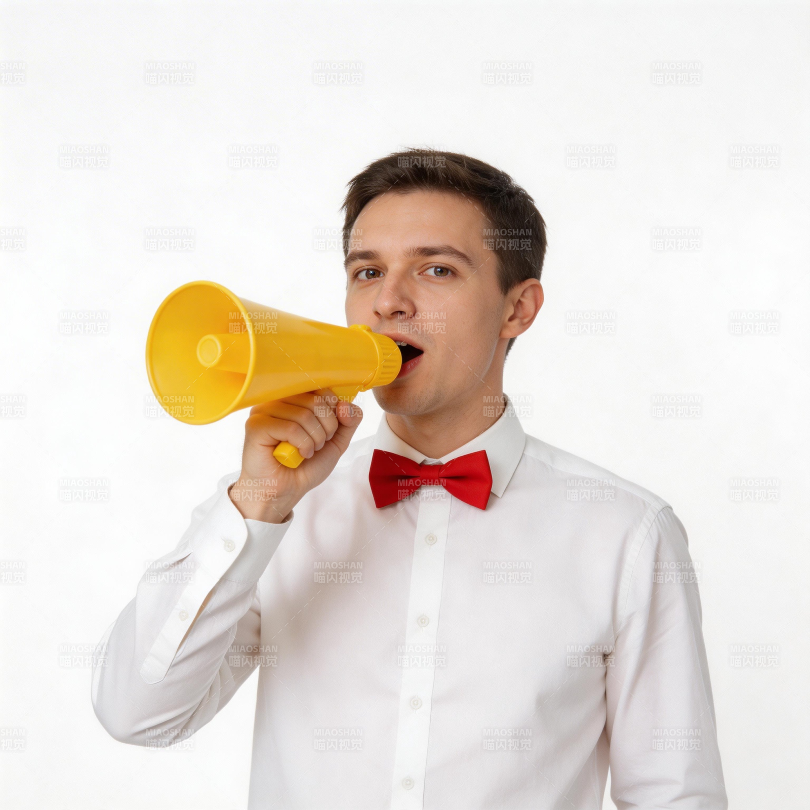 男子手持黄色喇叭喊话图片