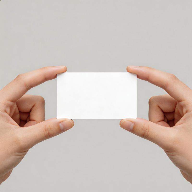双手持白卡图片