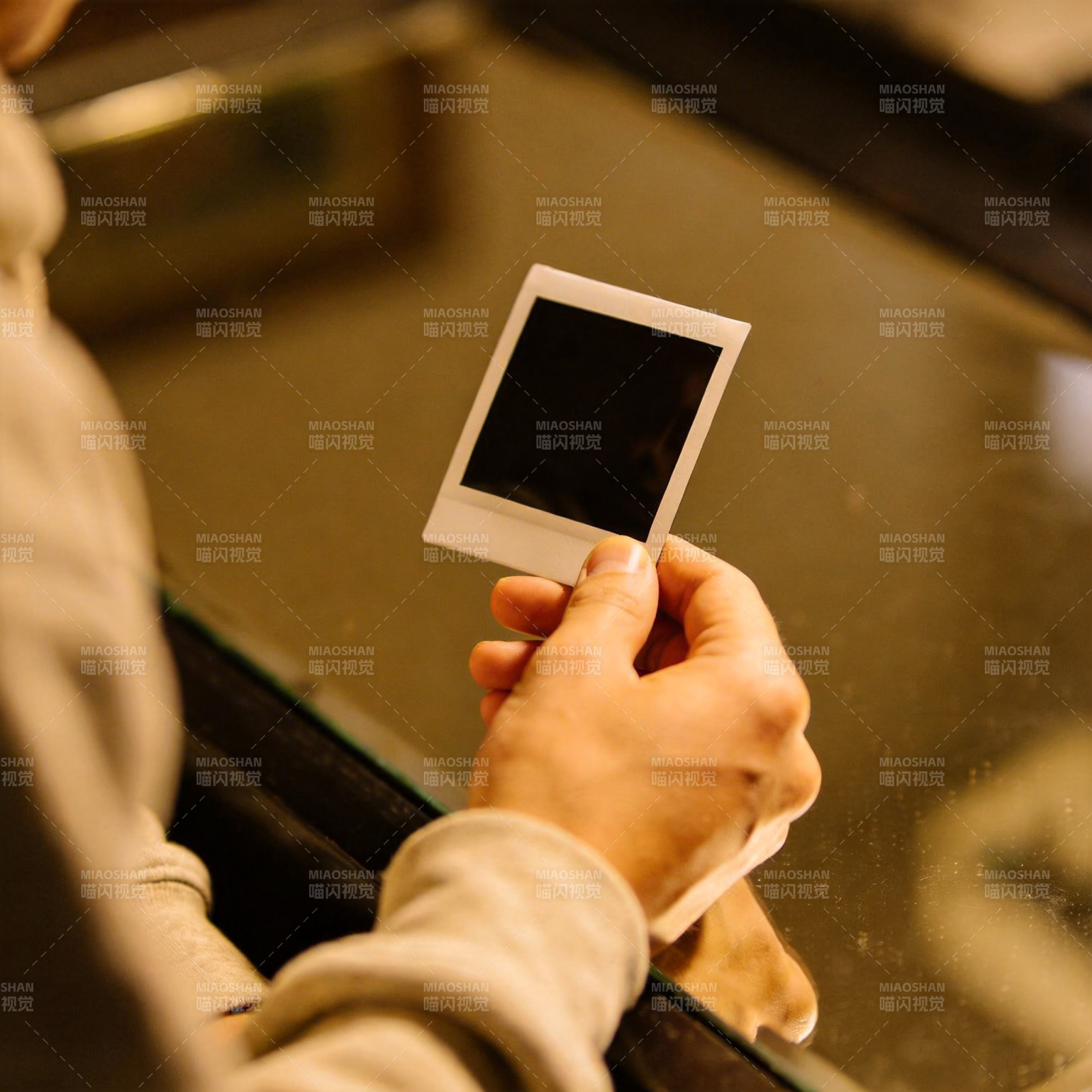 手持拍立得照片图片